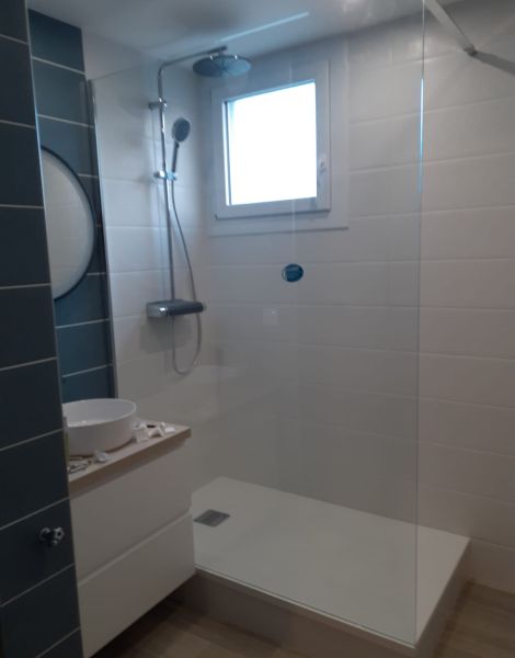 Salle de bain avec bac à douche