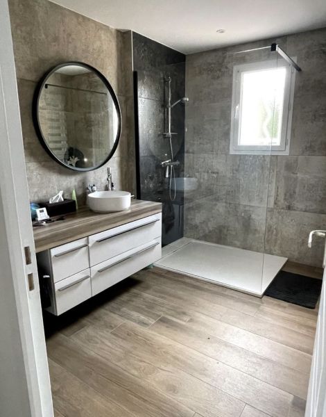 Salle de bain moderne et chaleureuse