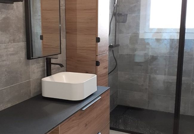 Salle de bain simple en bois